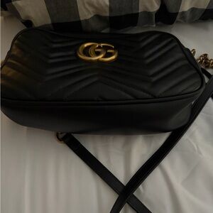 Super chic gg marmot gucci crossbody. Black
